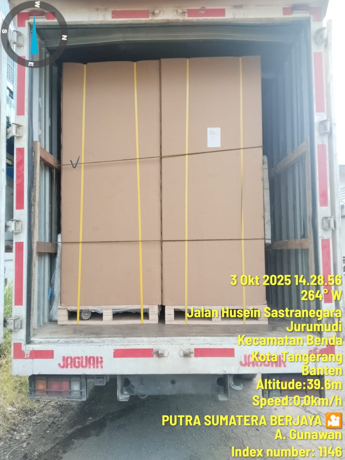 Loading di Jurumudi, Tangerang — pallet besar diamankan dengan strapping dan distribusi beban merata